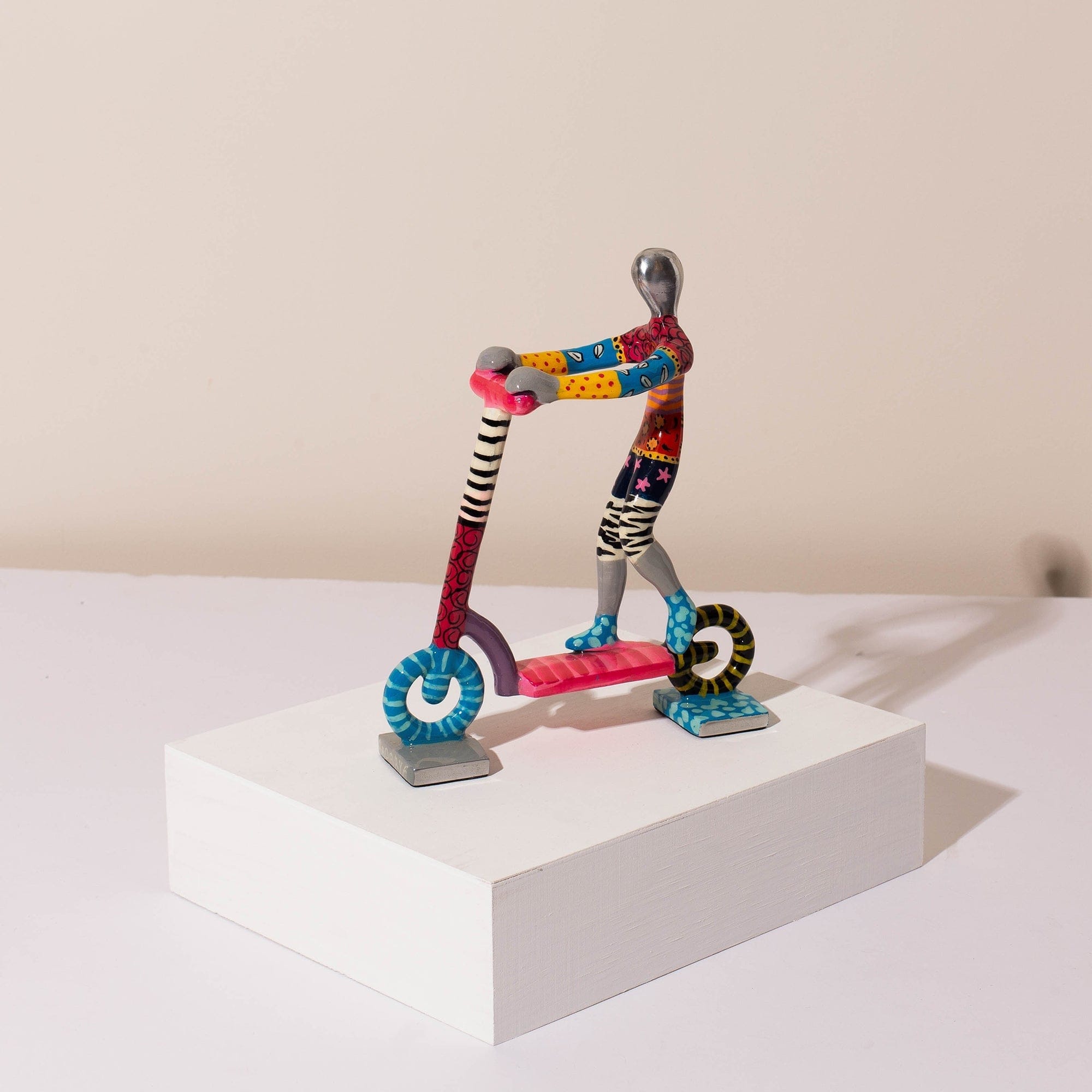 Modern Scooter Rider Stand – TLV Series – ahuva.com