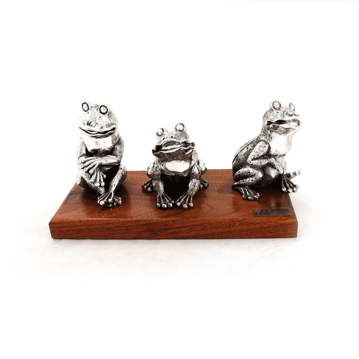 3 Frogs on wooden surface Decoration 