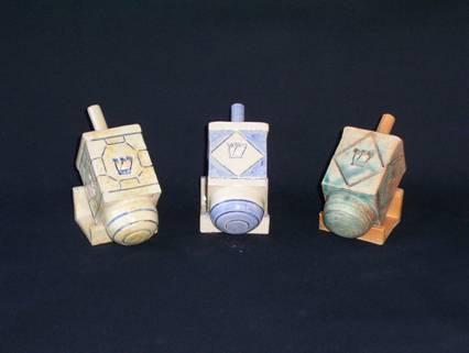 Dreidel with Stand A7 Dreidel 